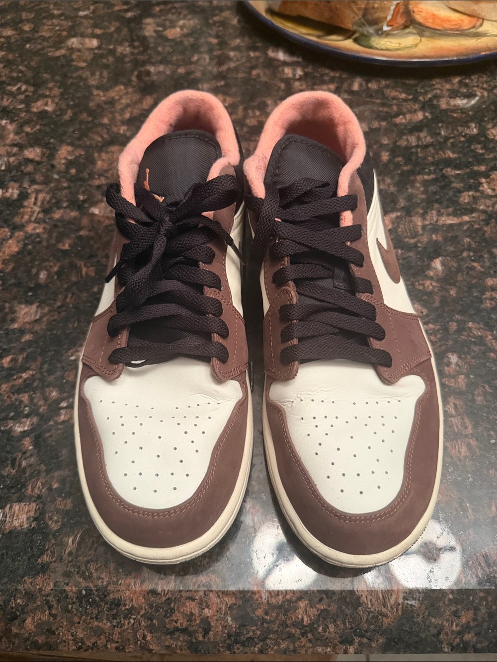 Men's Jordan 1 low, mocha. Low-Top Sneakers in White, Brown & Pink